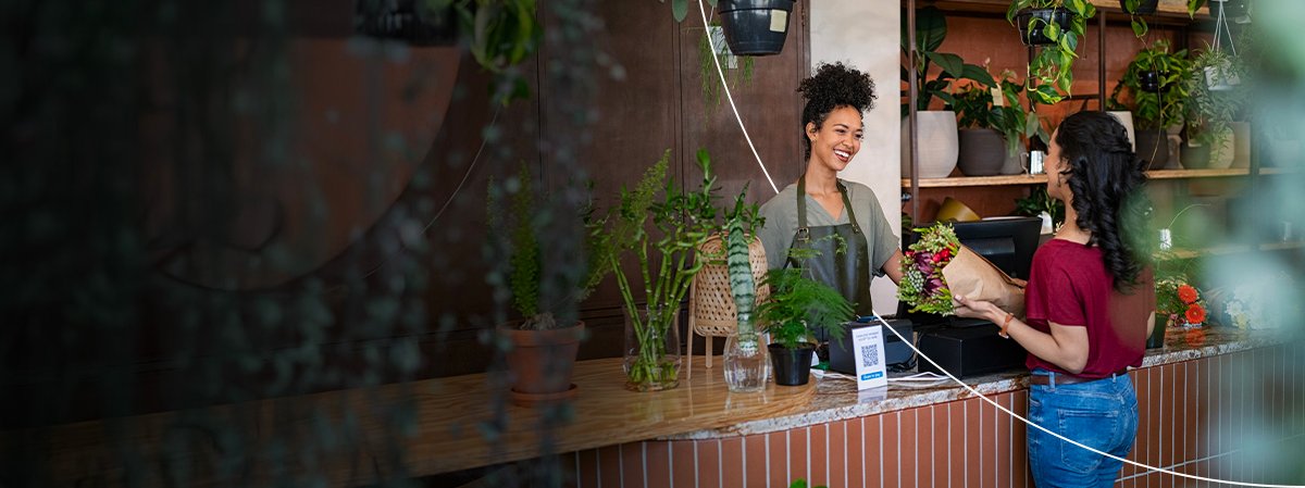 A customer at the cashier's desk, paying for the purchase with the card