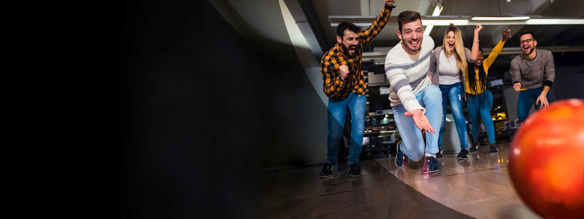 A group of friends playing bowling. © GettyImages 