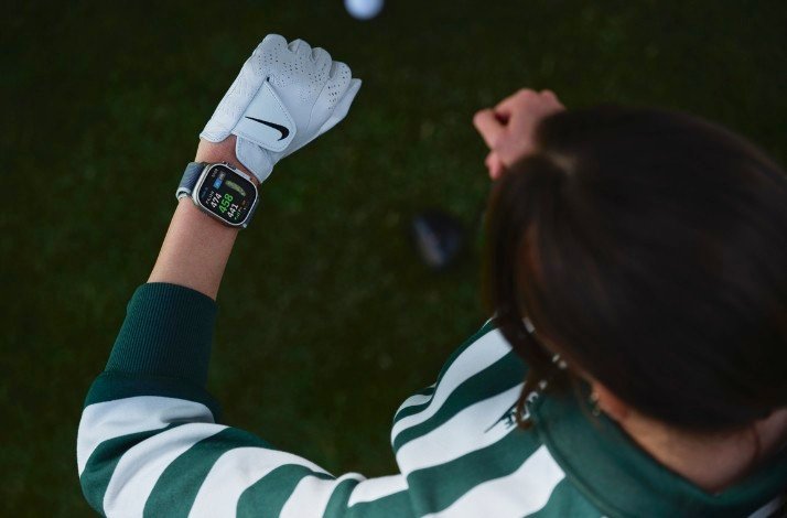 A golfer using Golfshot on his smartwatch.