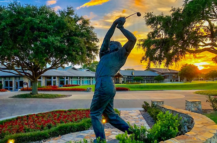 This image shows the bronze statue of Arnold Palmer in his signature follow-through pose.