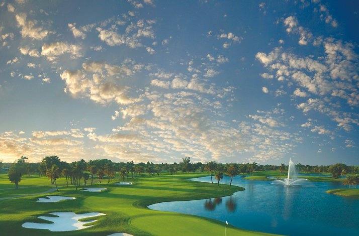 This image shows the 18th hole of the Blue Monster Course at Trump National Doral Miami, famous for its water hazard along the left side.