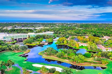 A vie of the Sawgrass Marriott Golf Resort and Spa in Ponte Vedra Beach, Florida, featuring a lagoon near the TPC Sawgrass golf course.