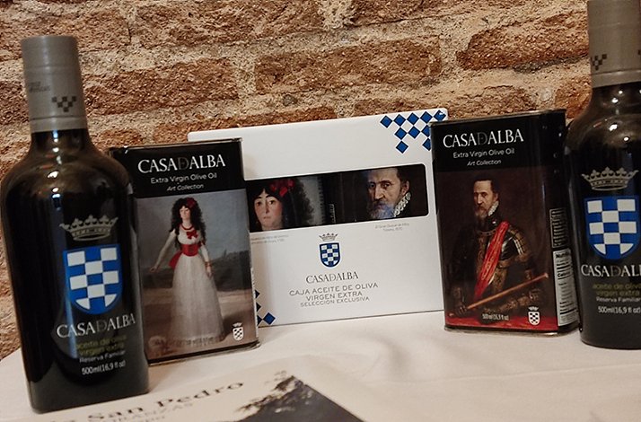 Gourmet products from Casa de Alba and two bottles of olive oil which guests can get as a gift.