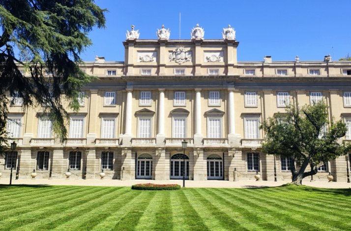 Sunny outdoor scene at Liria Palace.