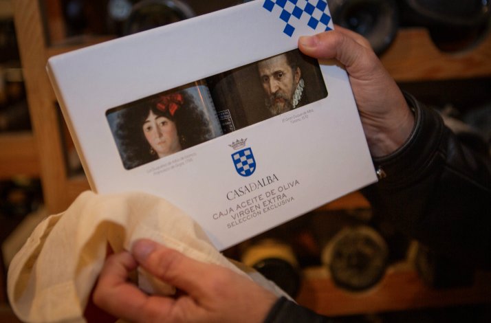 Premium gift box of 'Casadalba' Extra Virgin Olive Oil, featuring artwork from the historical art collection of the House of Alba. 