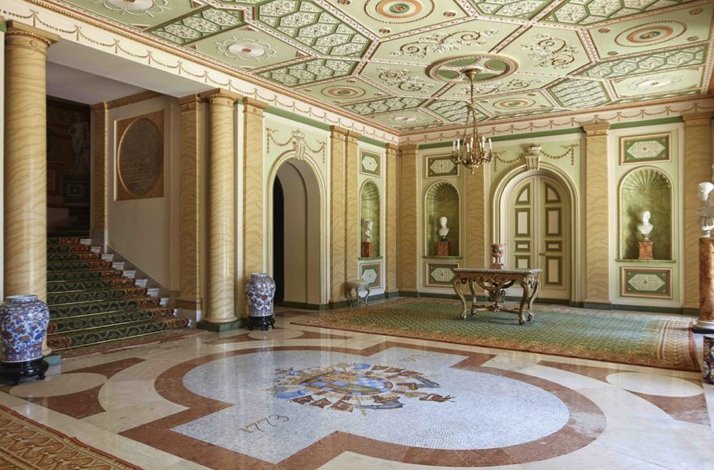The spacious foyer of Palacio de Liria, reflecting elegance through its tasteful décor and architectural design