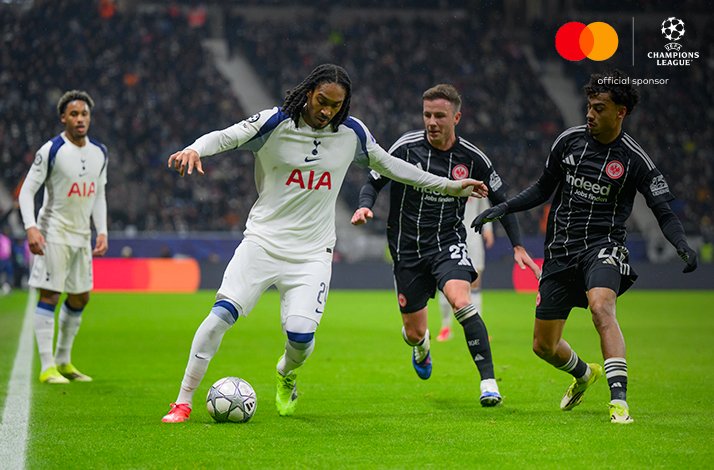 Players of Eintracht Frankfurt and Tottenham Hotspur photographed during an UEFA Champions League match.