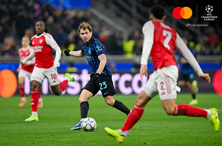 Players of FC Internazionale Milano and Arsenal FC photographed during an UEFA Champions League match.