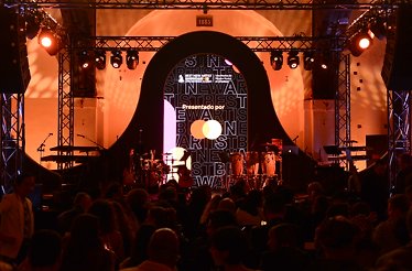 Stage of Grand Garden Arena i las vegas at Latin Grammys with Mastercard logo displayed on the screen on stage.