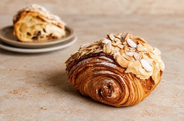 Pain au chocolat with almonds by Pan.Delirio