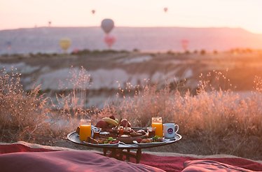 A tray on a picnic blanket with breakfast prepared by chefs from the Taskonaklar Hotel.