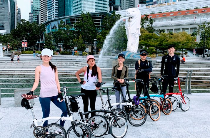 Participants of guided tour of Singapore on a Brompton bike posing for a remarkable photo