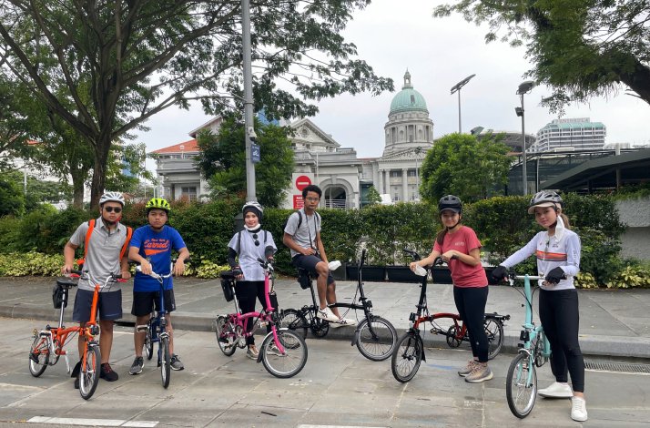 Young participants on their way through guided tour with Brompton bike 
