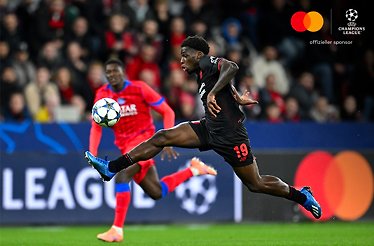 Players of Bayer 04 Leverkusen and Paris Saint Germain photographed during an UEFA Champions League match.