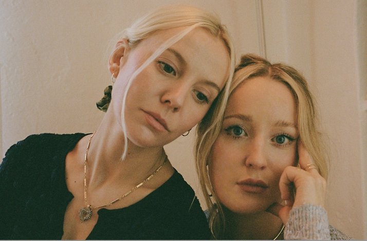 Baroque-pop duo Gracie and Rachel.