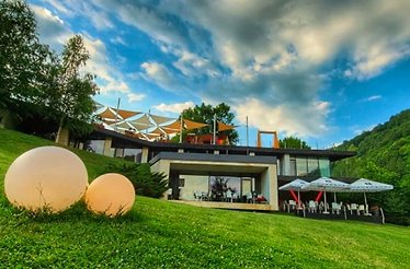 10% cashback for your restaurant check and/or accommodation for payments on location