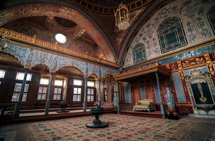The grand architecture as well as the colourful tilework and intricate gold detailing that adorn Topkapi Palace.