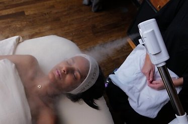 A person enjoying the Ocean Breeze Fassage package at DESUAR Spa