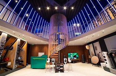 Hi-Fi and Home Cinema devices in the spacious studio of AVSTORE.