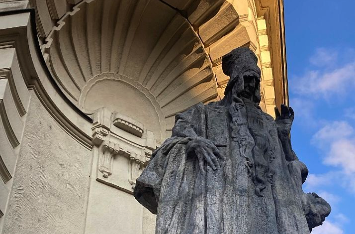 The stone statue of Rabbi Loew by Ladislav Šaloun on the facade of Prague's New City Hall.