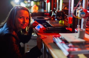 Kateřina Sýsová in a workshop with 3D printers at Czech Technical University.