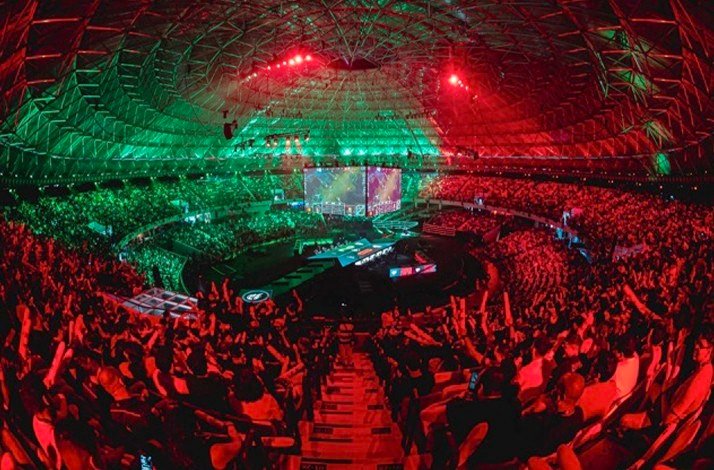 The stadium of Fair Mineirinho under  green and red lights with full of spectators on CBLOL 2024 Final.