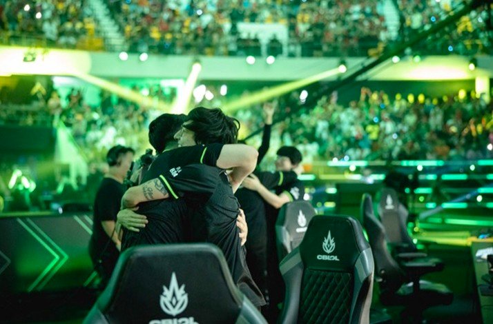 Participants hugging each other happily during CBLOL 2024 Final.