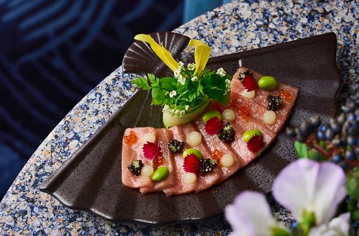 Food plate resembling a fan at At.mosphere Burj Khalifa