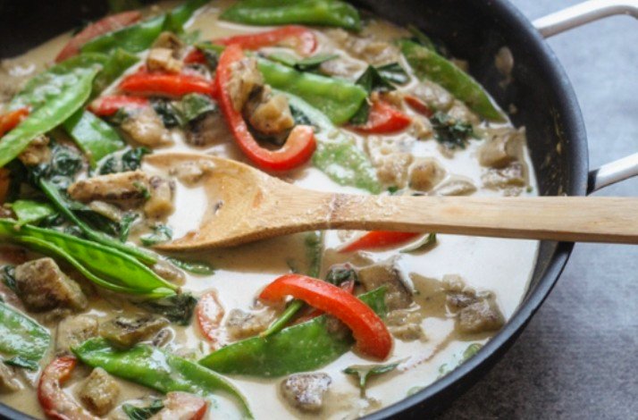 A plate of Thai green curry prepared by restaurateur Saruj Nimkarn during Thai green curry masterclass in New York City.