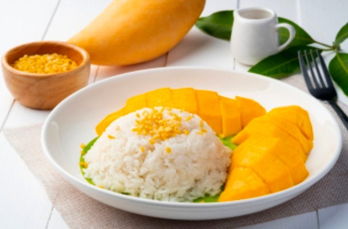 A plate of mango sticky rice prepared by restaurateur Saruj Nimkarn during Thai green curry masterclass in New York City.