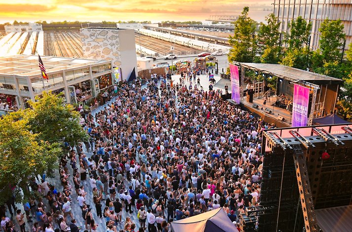 A panoramic view of the live concert.