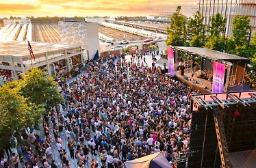 A panoramic view of the live concert.