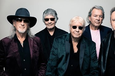 Promotional banner for music band Deep Purple, displaying the band members.