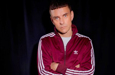 Promotional image of music artist Simon Kvamm