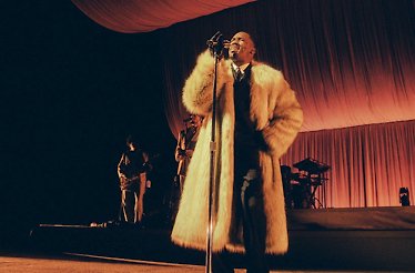 Promotional banner for Giveon.