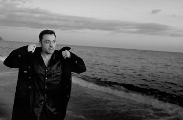 Promotional banner for music artist Tiziano Ferro.