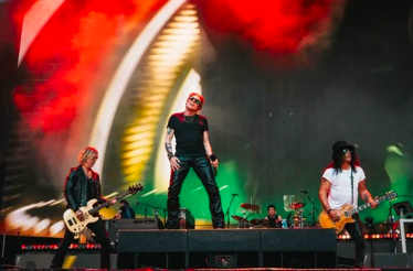 Promotional banner for Guns N' Roses World Tour 2026.