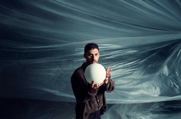 Promotional banner for Oskar Linnros.