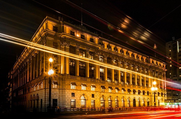The night view of Espaço Priceless building under street lights.
