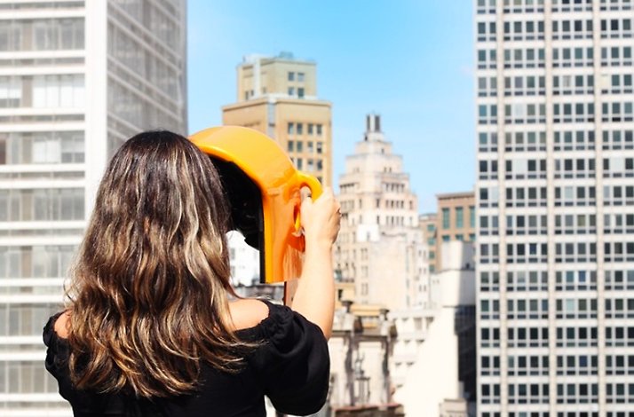 A young lady using Augmented Reality tool from Espaço Priceless rooftop.
