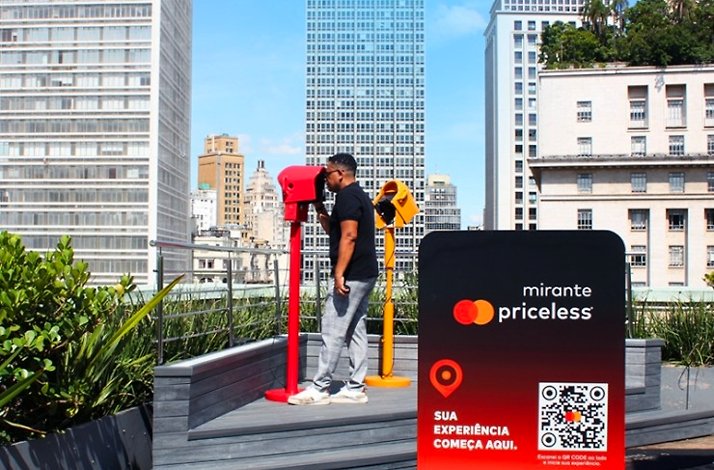A participant on the Espaço Priceless rooftop taking an AR tour through the tool.