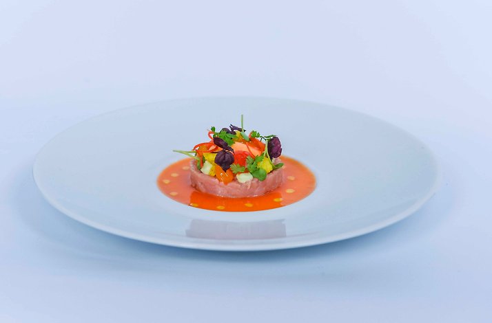 Finely plated tartare dish from Restaurant Ledeboer.