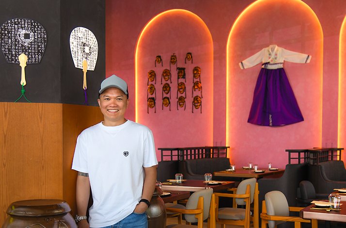 Chef Reif Othman smiling for the camera at Hoe Lee Kow.