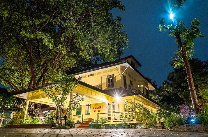 The building of Chim by Siam Wisdom restaurant at night.