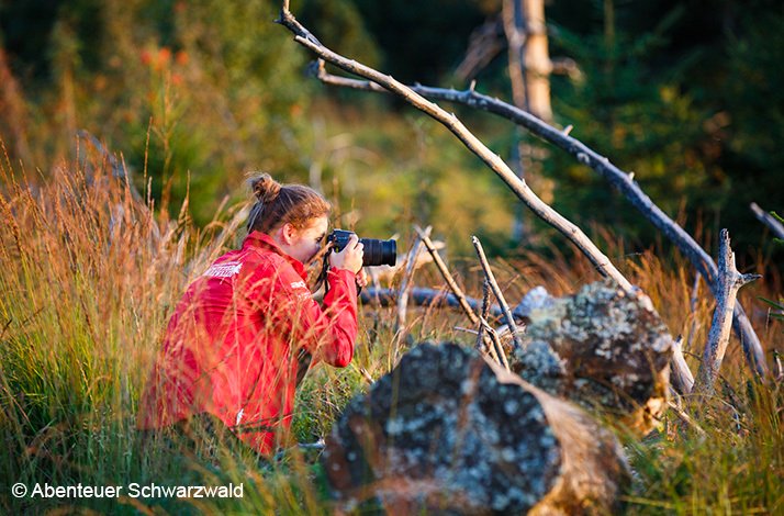 A woman in a photo tour in the Black Forest. © Abenteur Schwarzbald