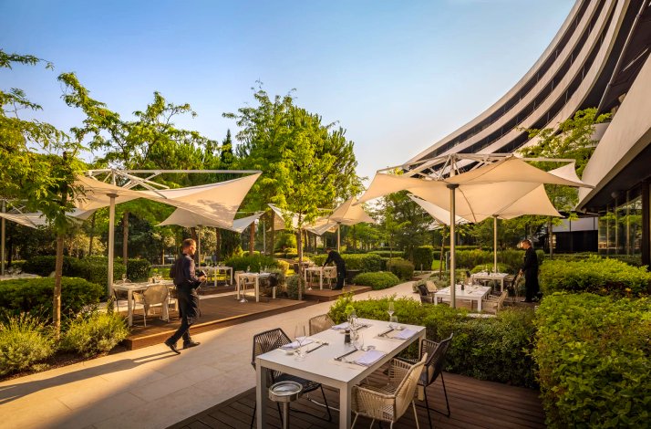 Hotel Lone's luxurious garden and seatings.