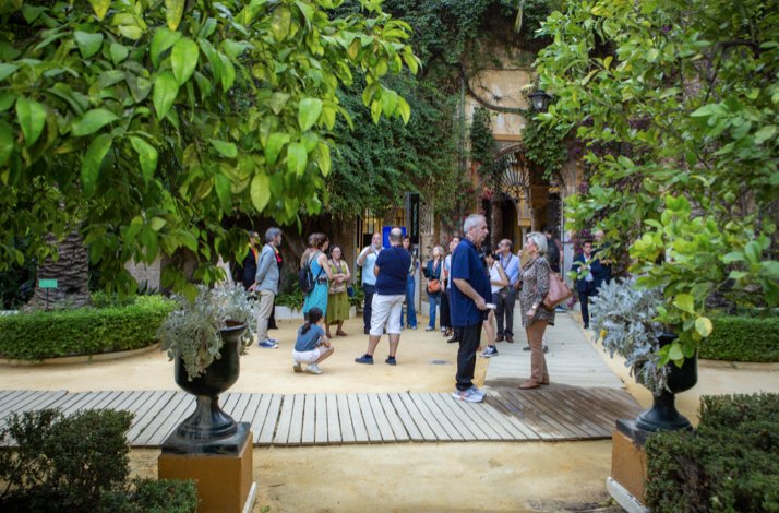 People on a guided tour at Palacio de las Dueñas botanical grounds