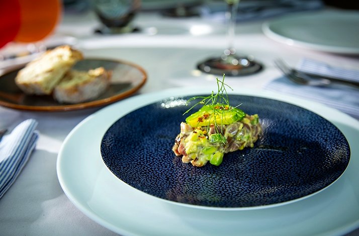 Special salad on a black plate served in Alesia Mediterraneo Restaurant.