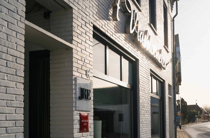 The entrance to Vlasbloemeken Restaurant, which features the JRE logo on the wall.
