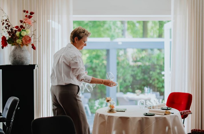 Bianca van Bochove setting a table.